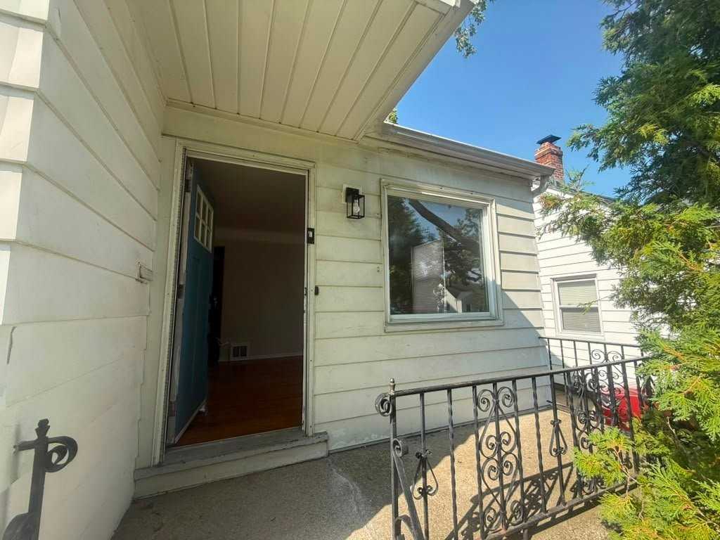 15811 Maplewood Ave - Photo 5 of 20
