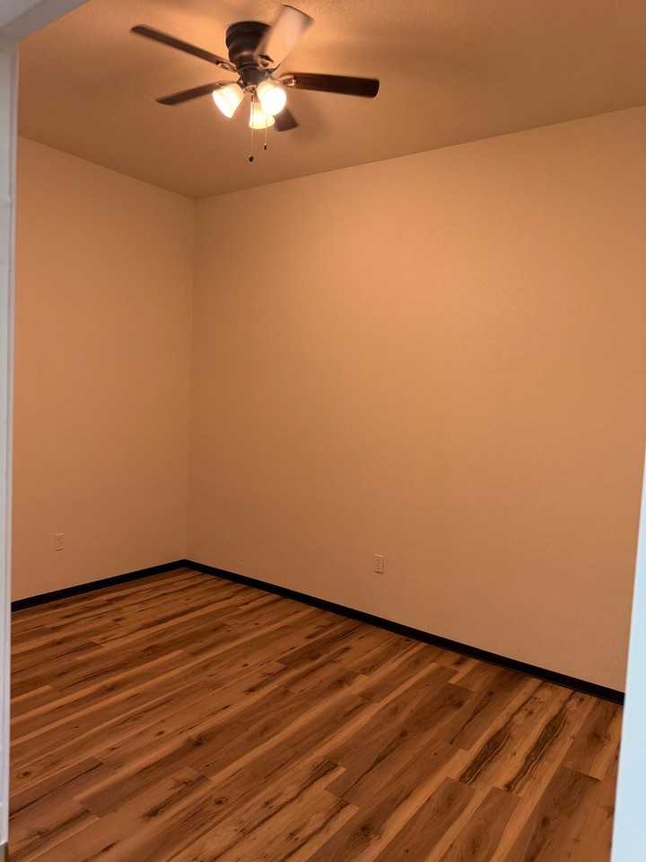 404 E Ross Ave - Photo 5 of 10