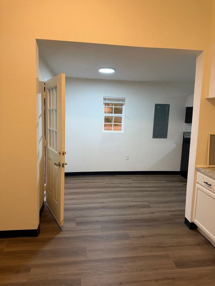 404 E Ross Ave #A - Photo 3 of 10
