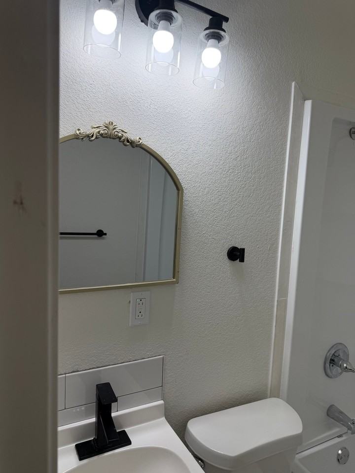 404 E Ross Ave #A - Photo 4 of 10