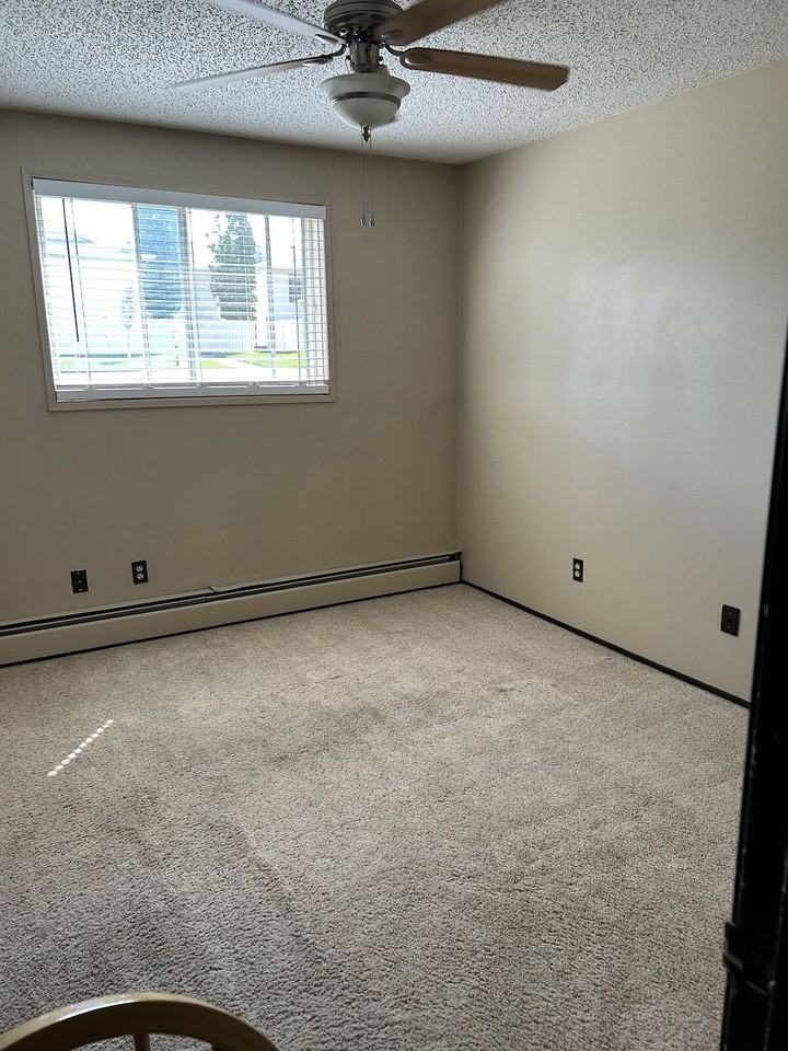 3610 43 Ave Nw - Photo 2 of 9