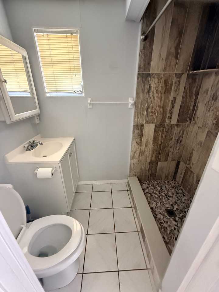 1715 Eaton Dr Ne #NA - Photo 4 of 15