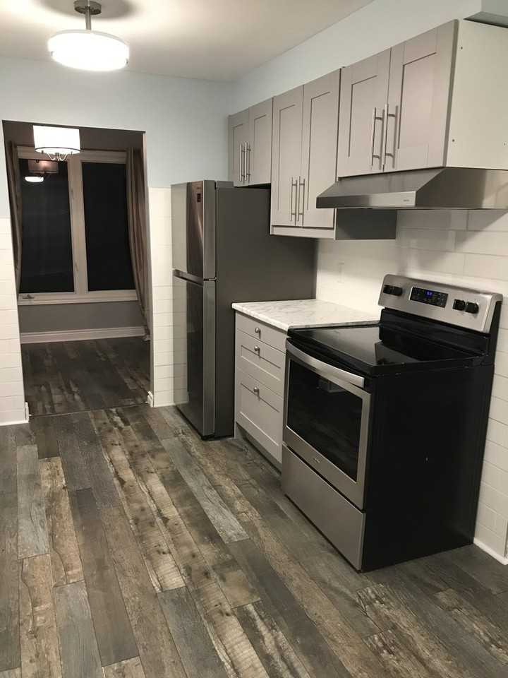 440 Queen Victoria Dr - Photo 2 of 12