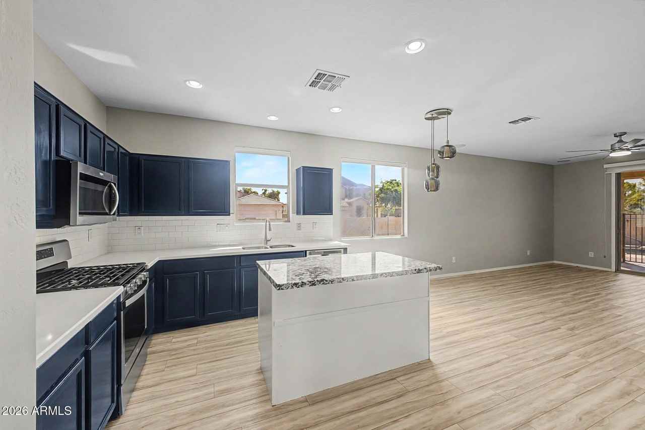 15207 W Windward Ave - Photo 6 of 38