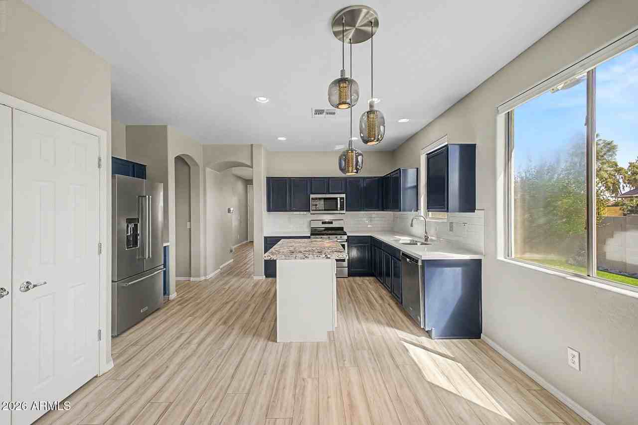 15207 W Windward Ave - Photo 7 of 38