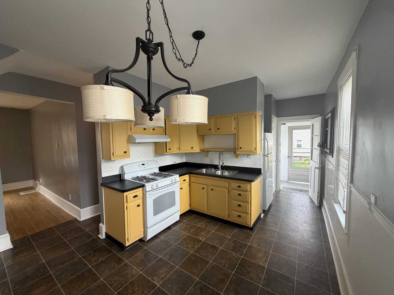 2160 Alger Rd - Photo 4 of 14