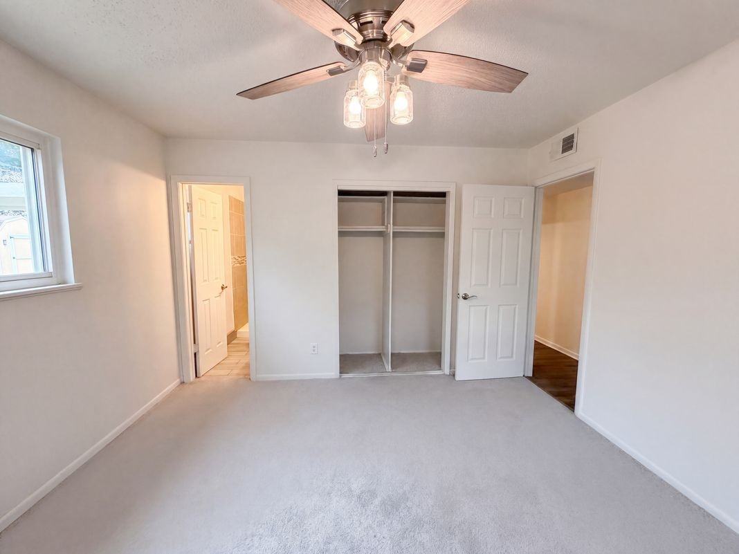 604 Maxine Street Northeast - Photo 4 of 13
