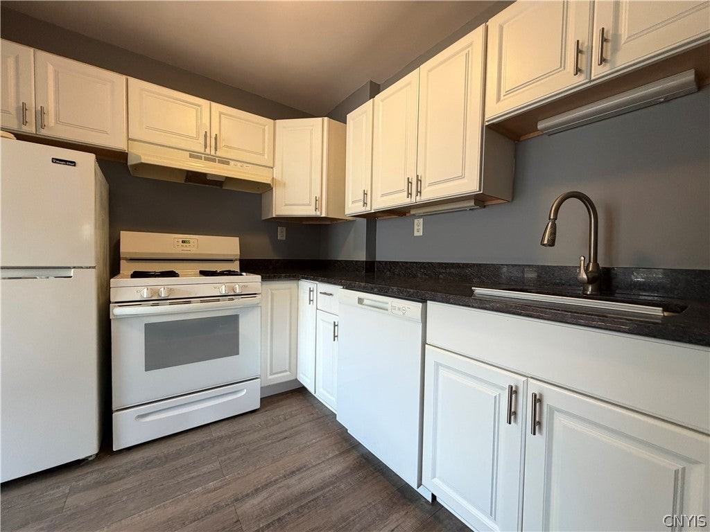 142 Lynwood Ave ## 44 - Photo 3 of 15