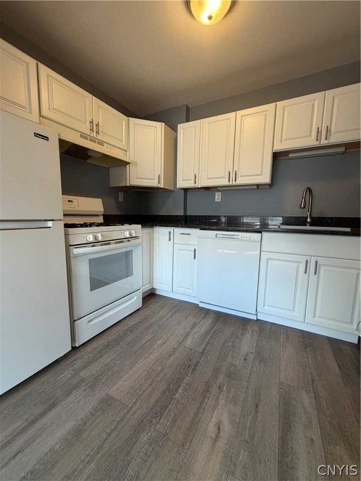 142 Lynwood Ave ## 44 - Photo 4 of 15
