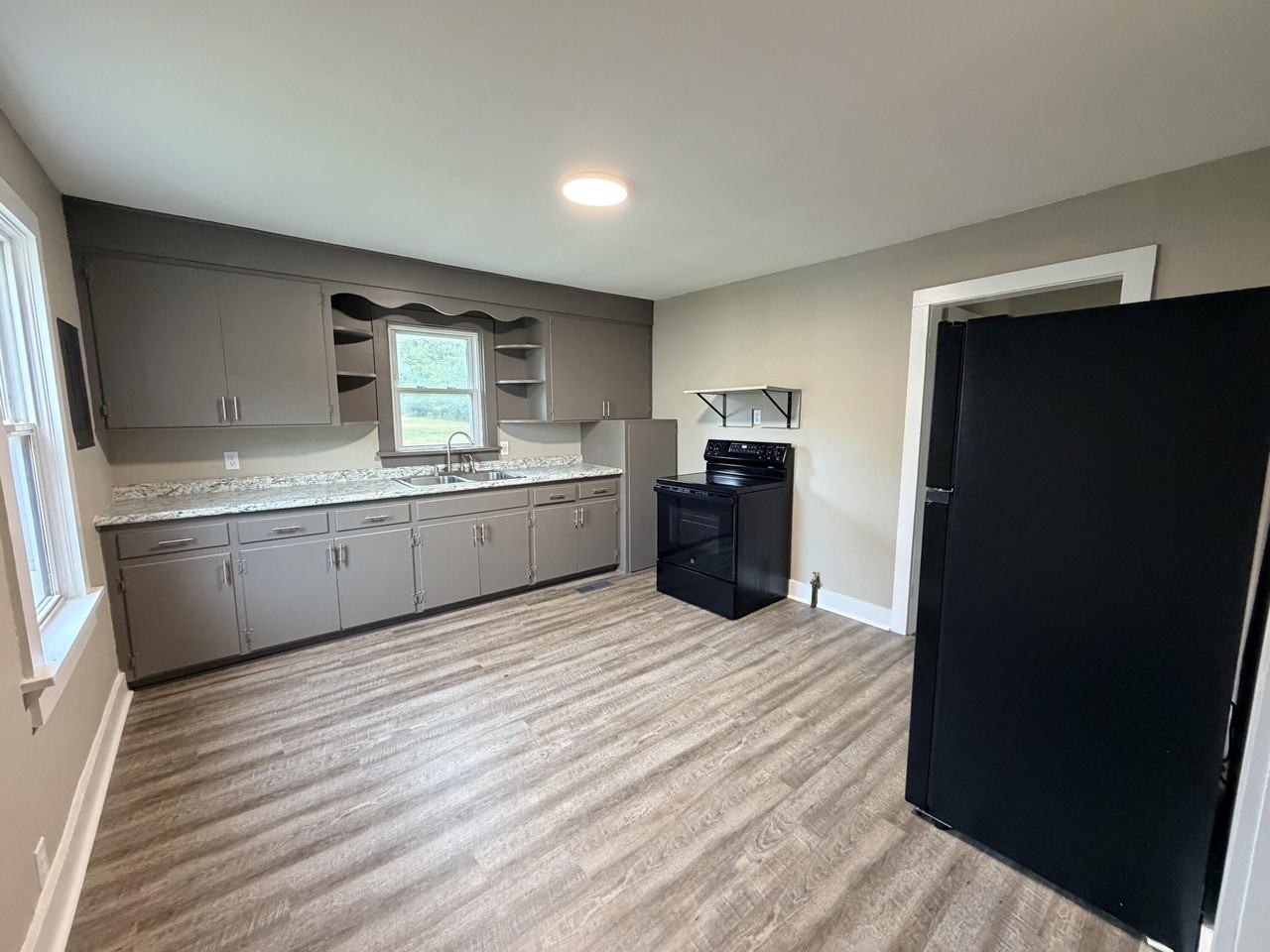 436 Mclean Ave - Photo 5 of 17