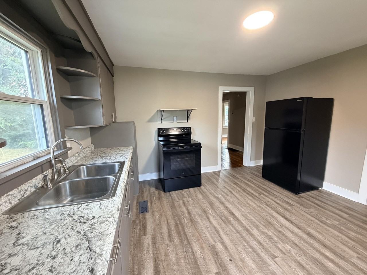 436 Mclean Ave - Photo 6 of 17