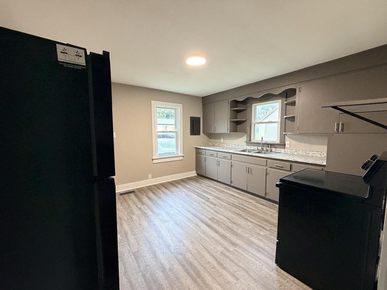 436 Mclean Ave - Photo 7 of 17