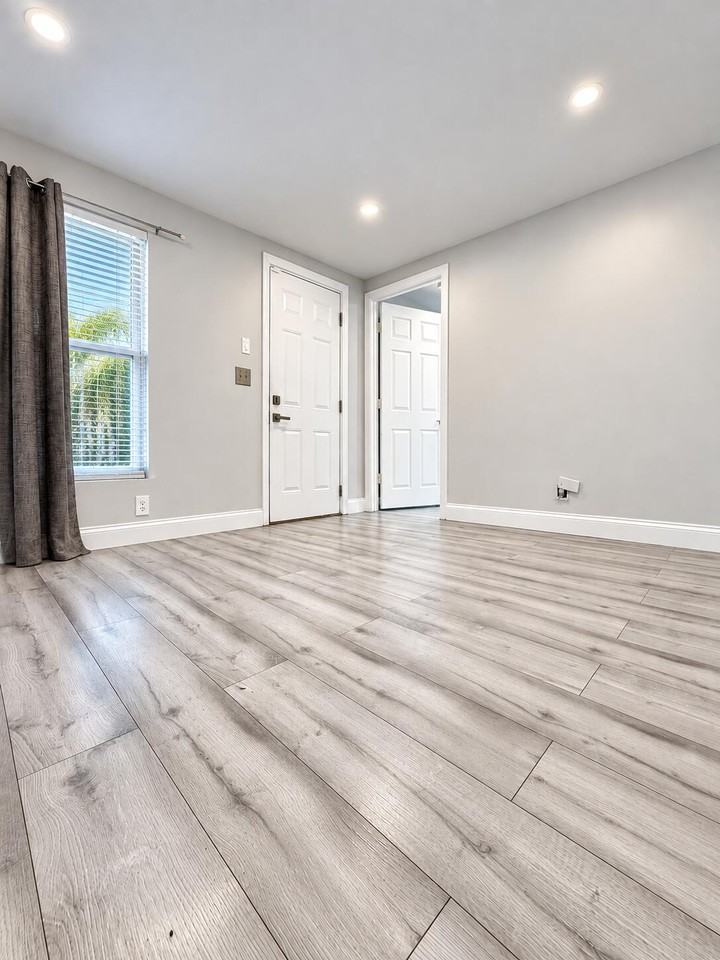 1028 18th St - Photo 2 of 17