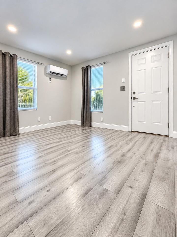 1028 18th St - Photo 3 of 17