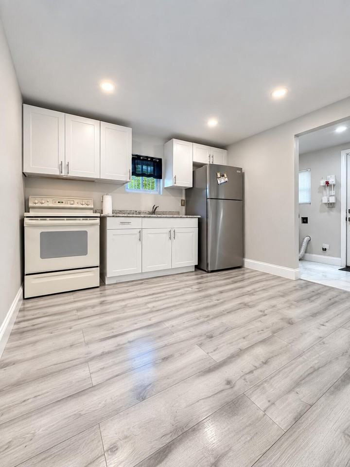 1028 18th St - Photo 4 of 17