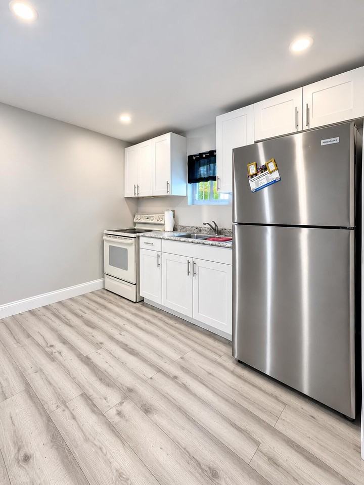1028 18th St - Photo 5 of 17