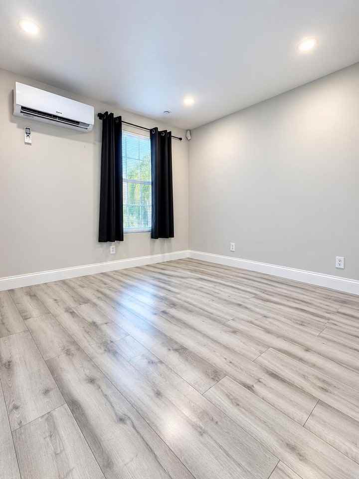1028 18th St - Photo 6 of 17