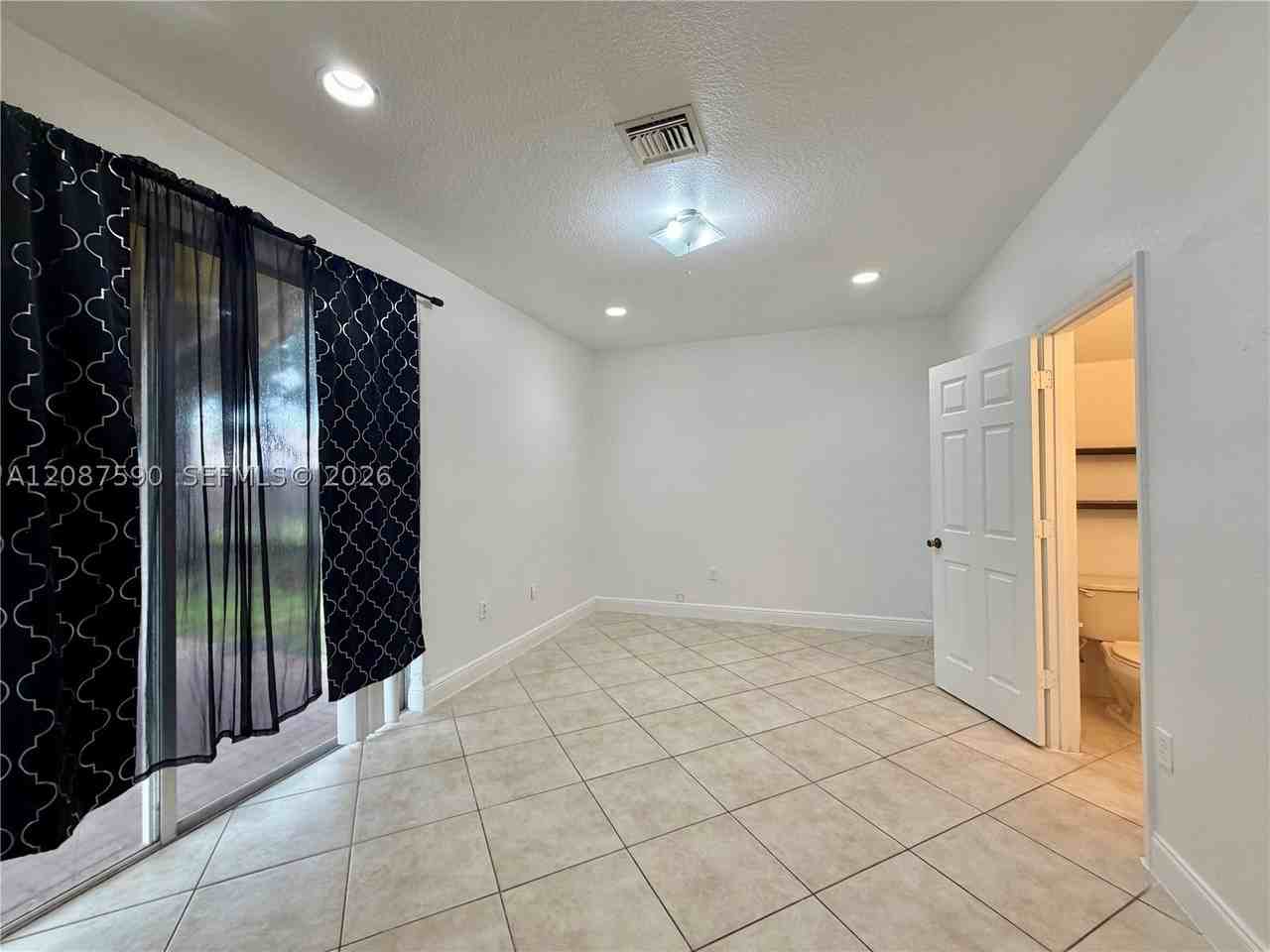 1548 Se 20th Ter - Photo 4 of 13