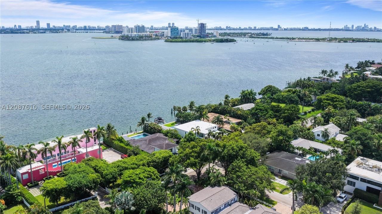 9301 N Bayshore Dr - Photo 2 of 50