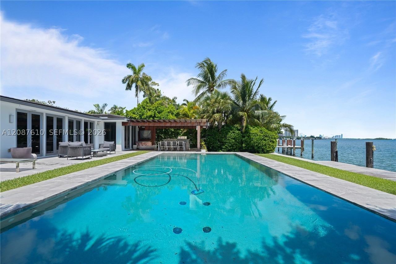 9301 N Bayshore Dr - Photo 4 of 50