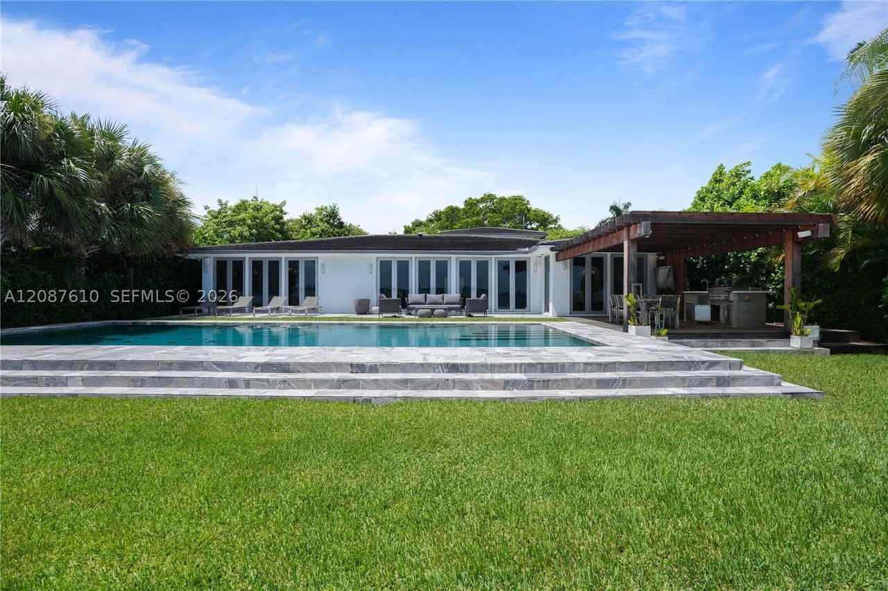 9301 N Bayshore Dr - Photo 5 of 50