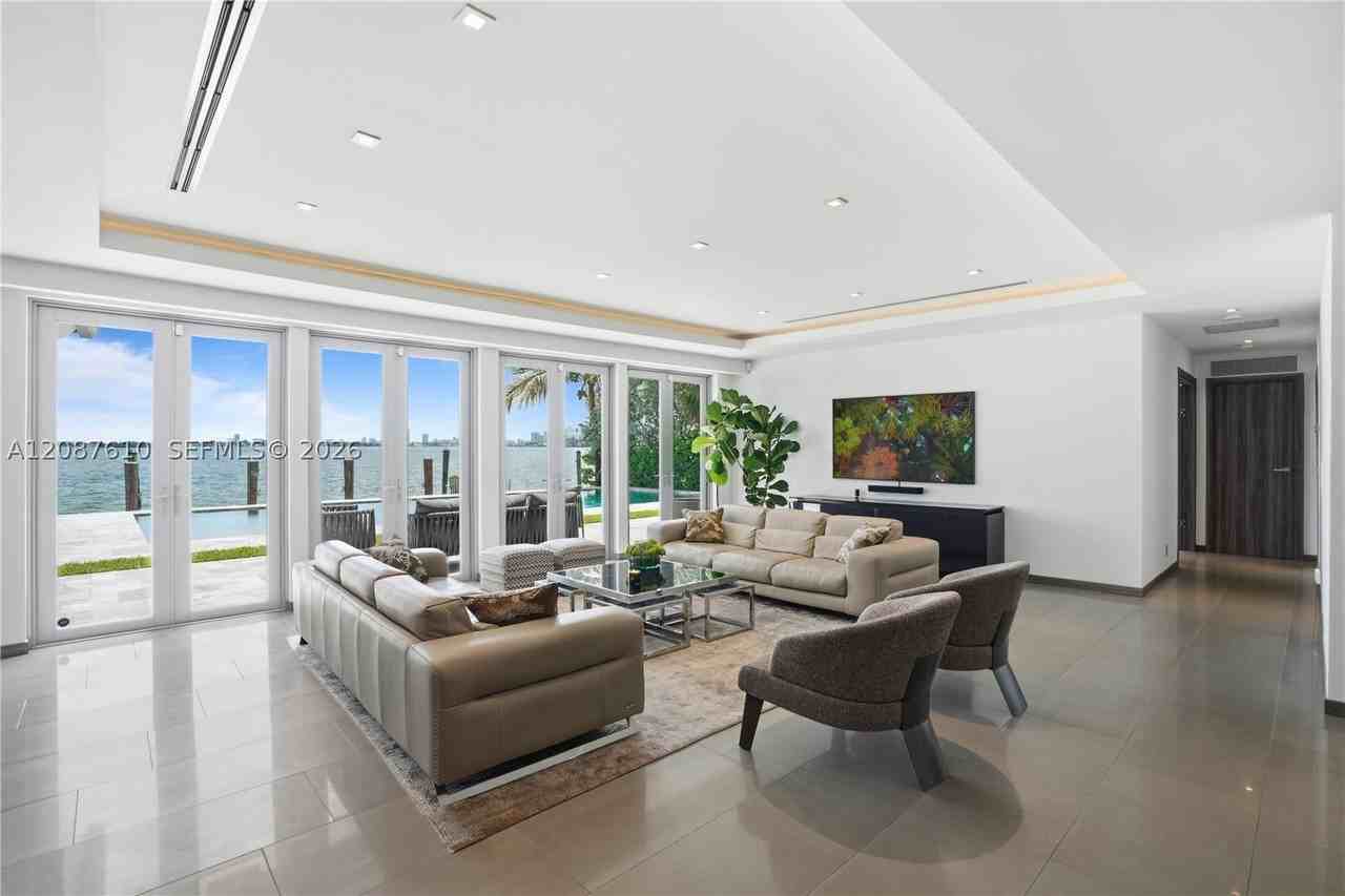 9301 N Bayshore Dr - Photo 6 of 50