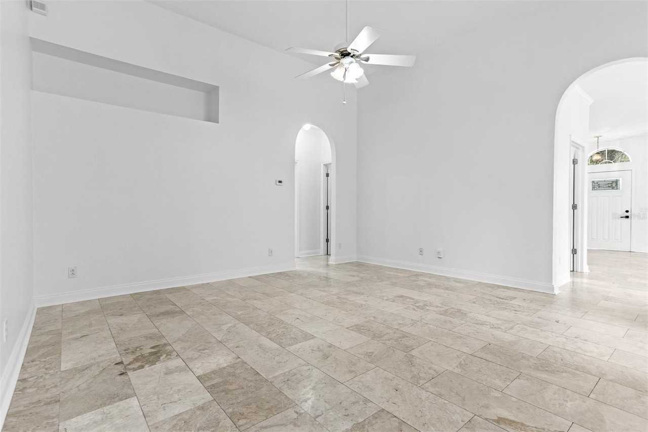 18120 Palm Breeze Dr - Photo 4 of 34