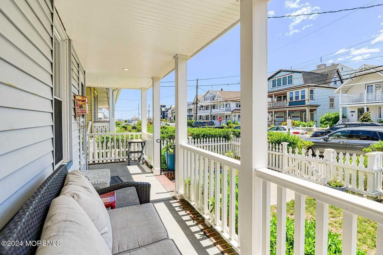 21 Embury Ave - Photo 3 of 24