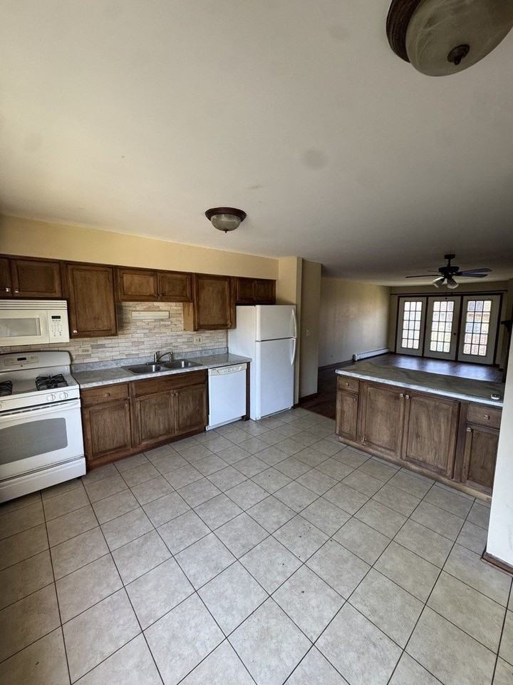 2328 Century Point Ln #D - Photo 4 of 10