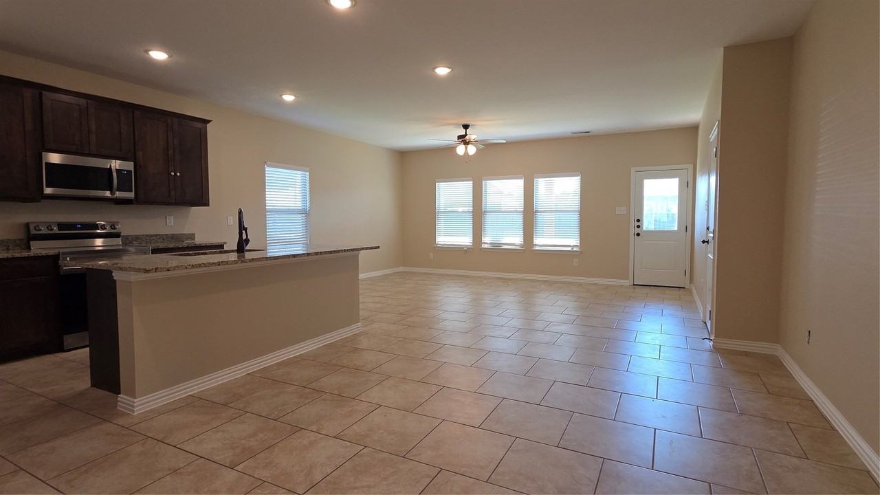 4007 Wellington St - Photo 2 of 15