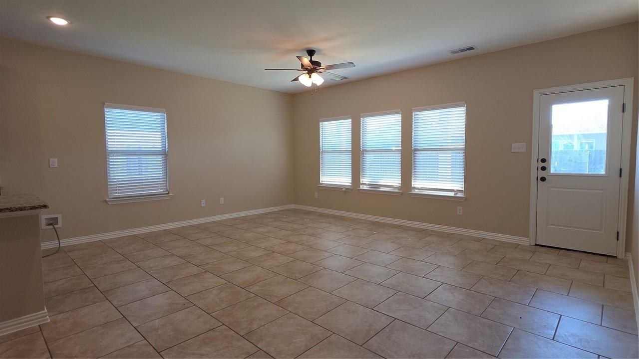 4007 Wellington St - Photo 4 of 15