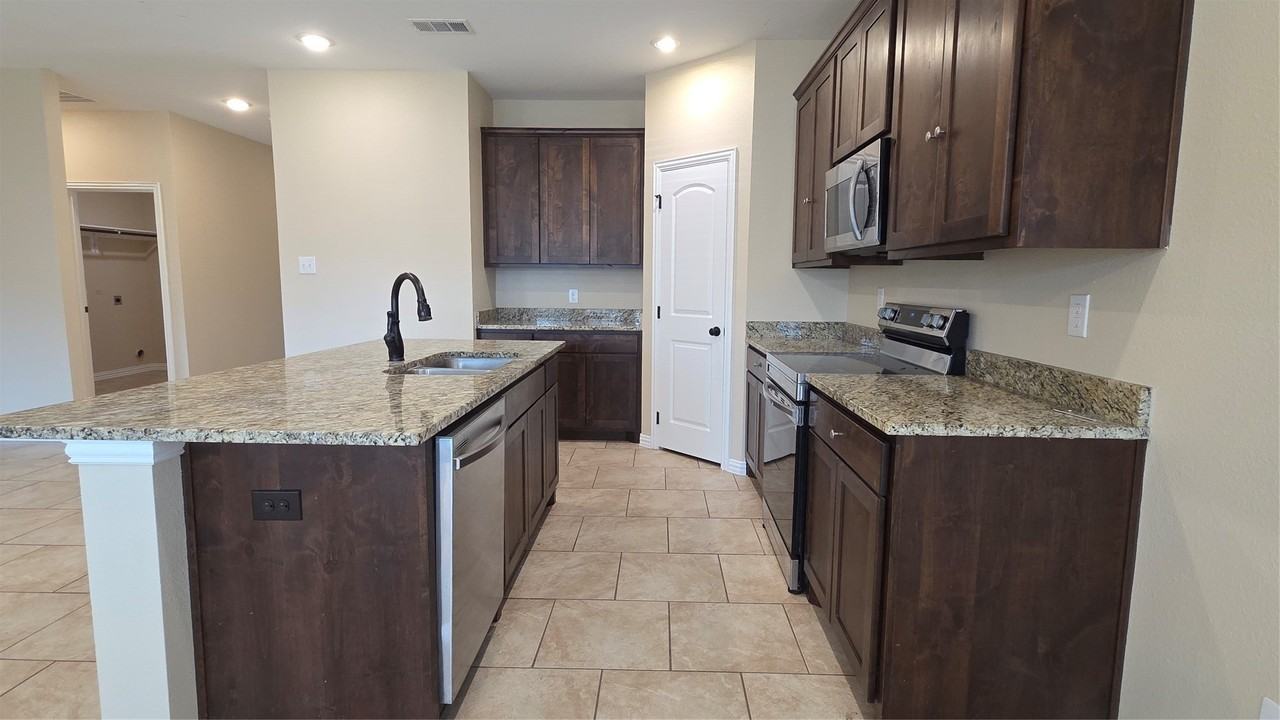 4007 Wellington St - Photo 5 of 15