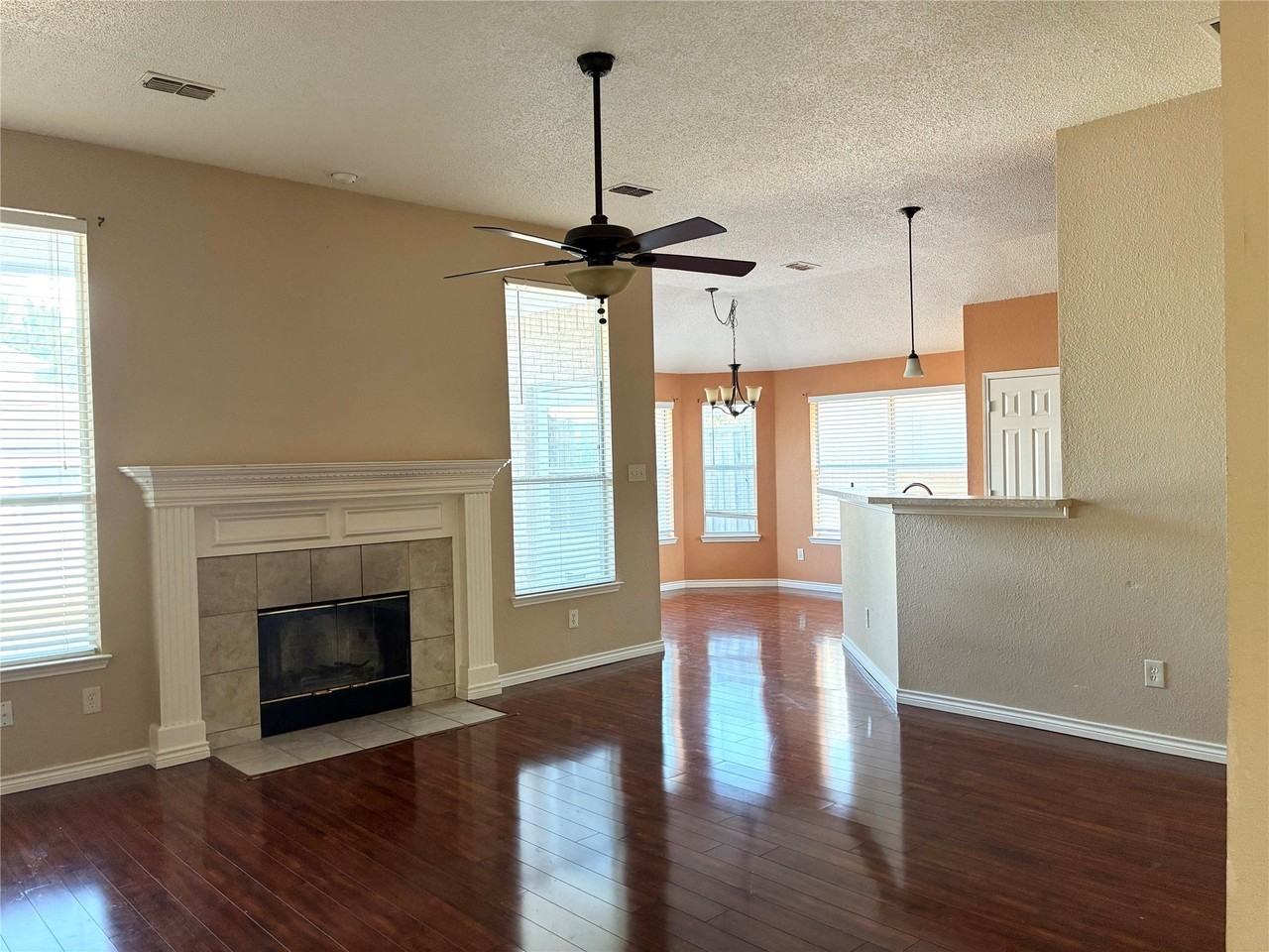 807 Aylesbury Dr - Photo 4 of 19