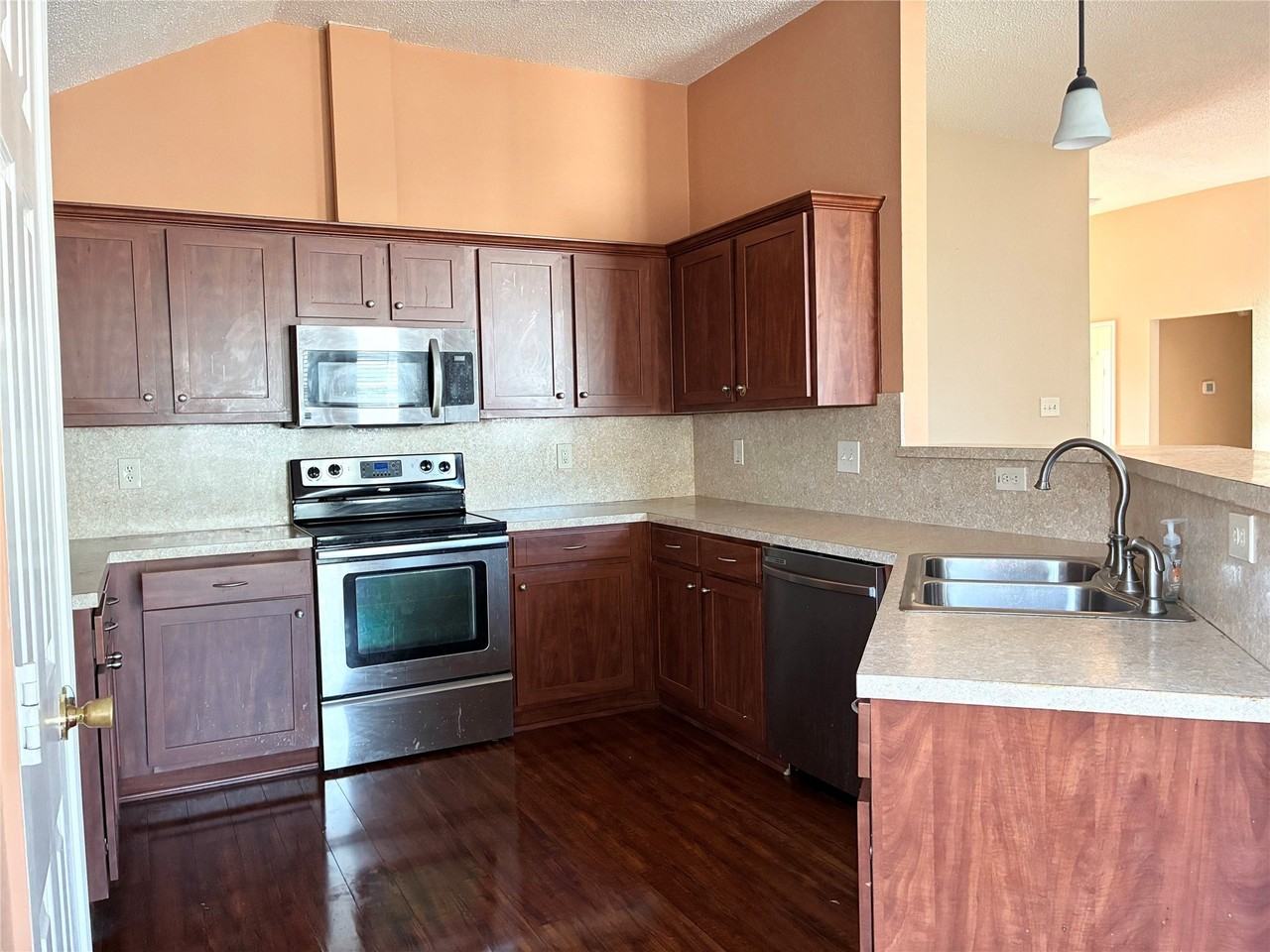 807 Aylesbury Dr - Photo 5 of 19