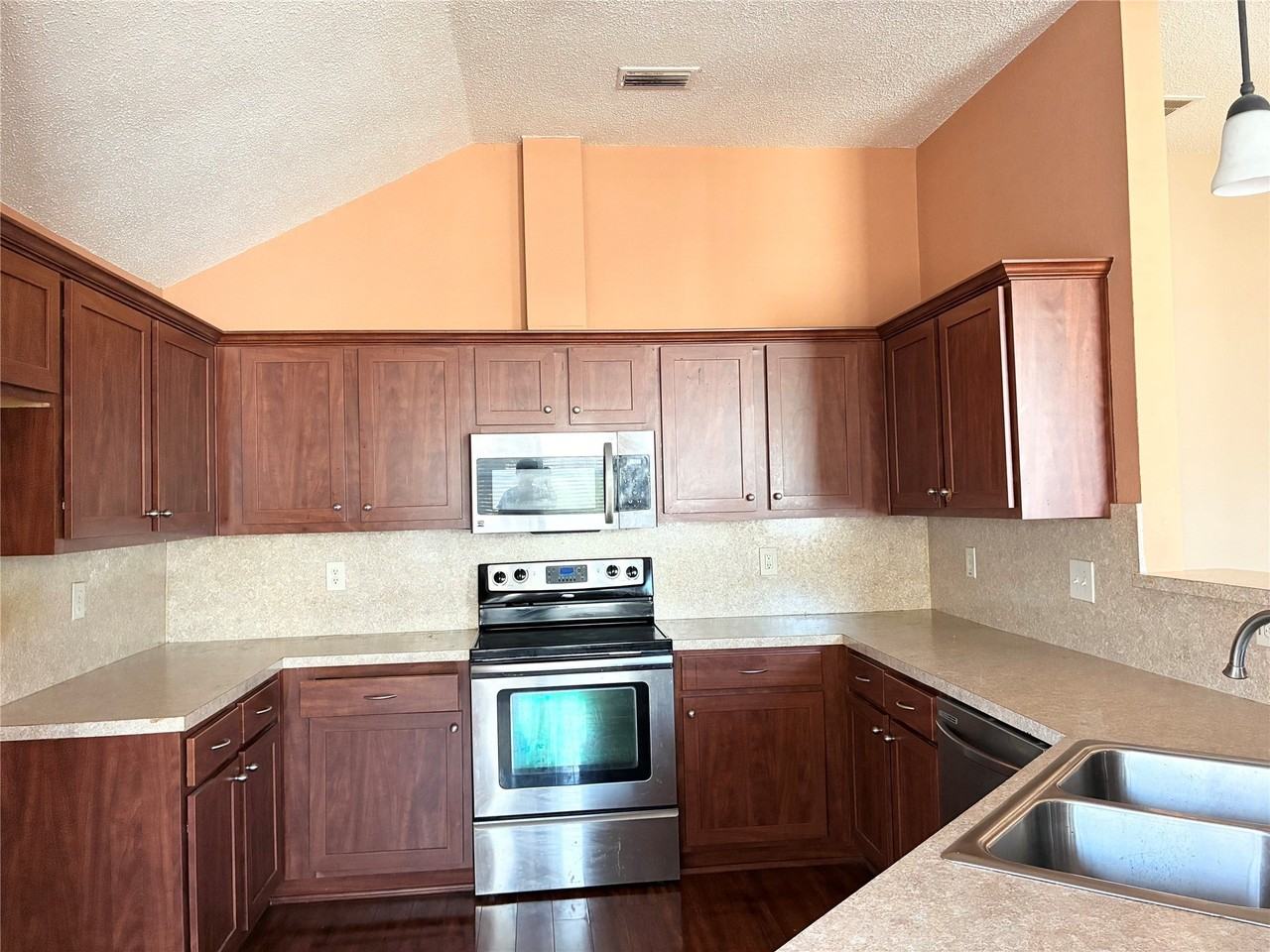 807 Aylesbury Dr - Photo 6 of 19