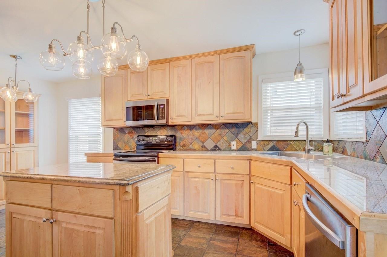 6307 Kenwood Ave - Photo 7 of 37
