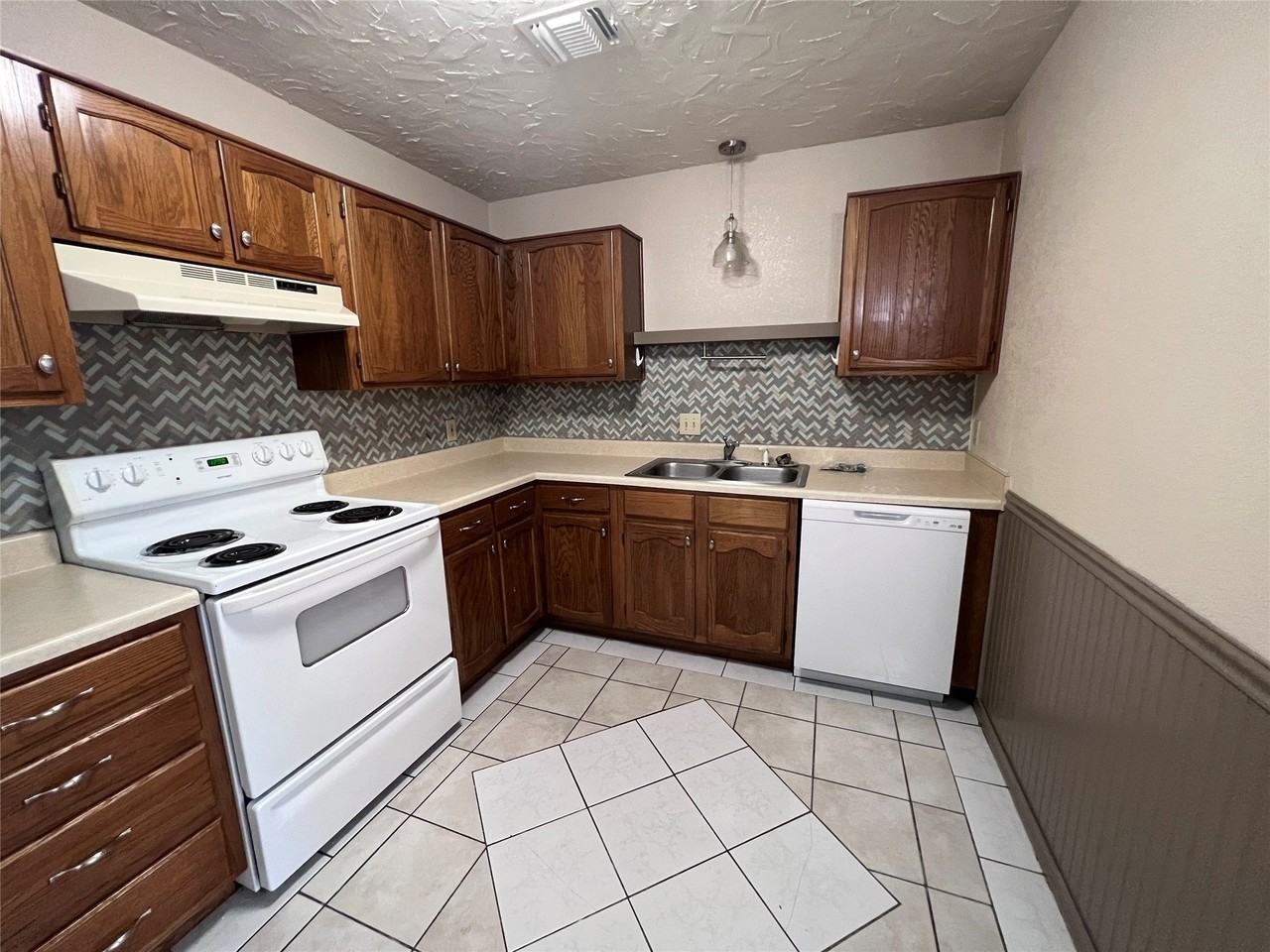 11913 Metmora Ct - Photo 4 of 14
