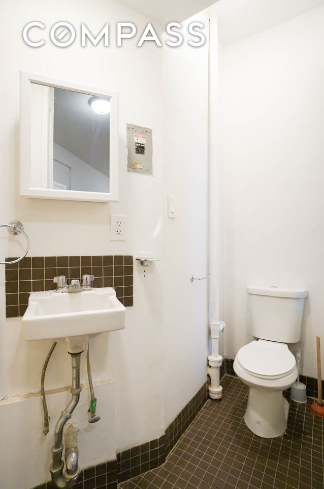 631 E 11th St #1 - Photo 5 of 9