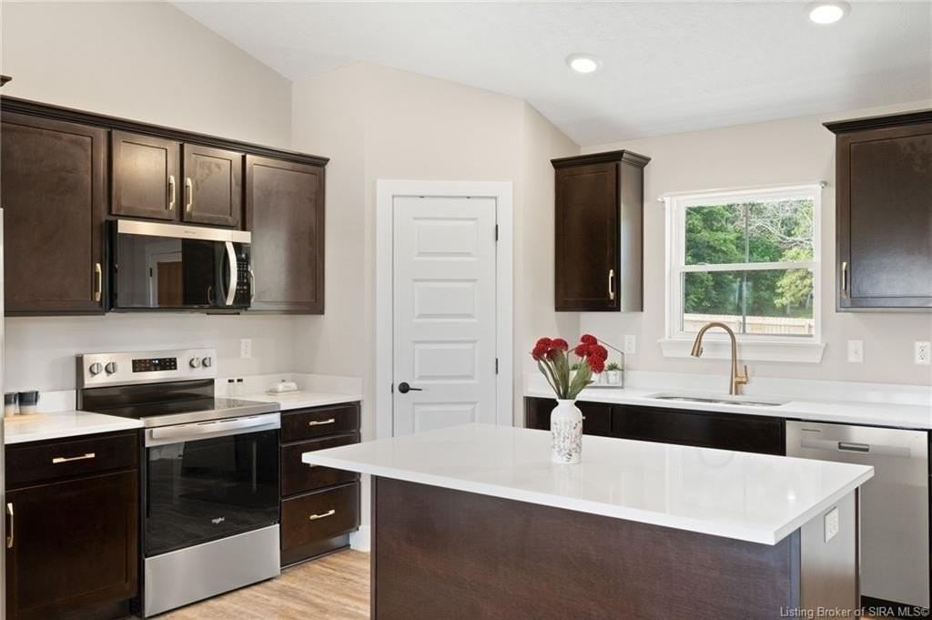 8008 Hudson Ln - Photo 4 of 45