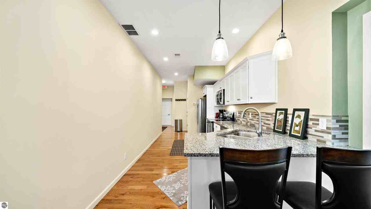 201 River St - Photo 2 of 33