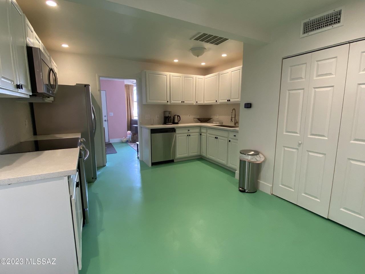 2231 N Swan Rd - Photo 3 of 10