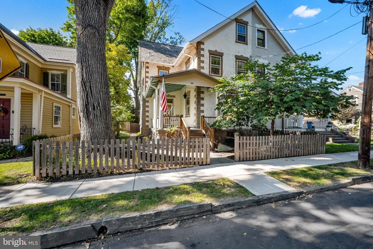 121 W Oakland Ave - Photo 3 of 49
