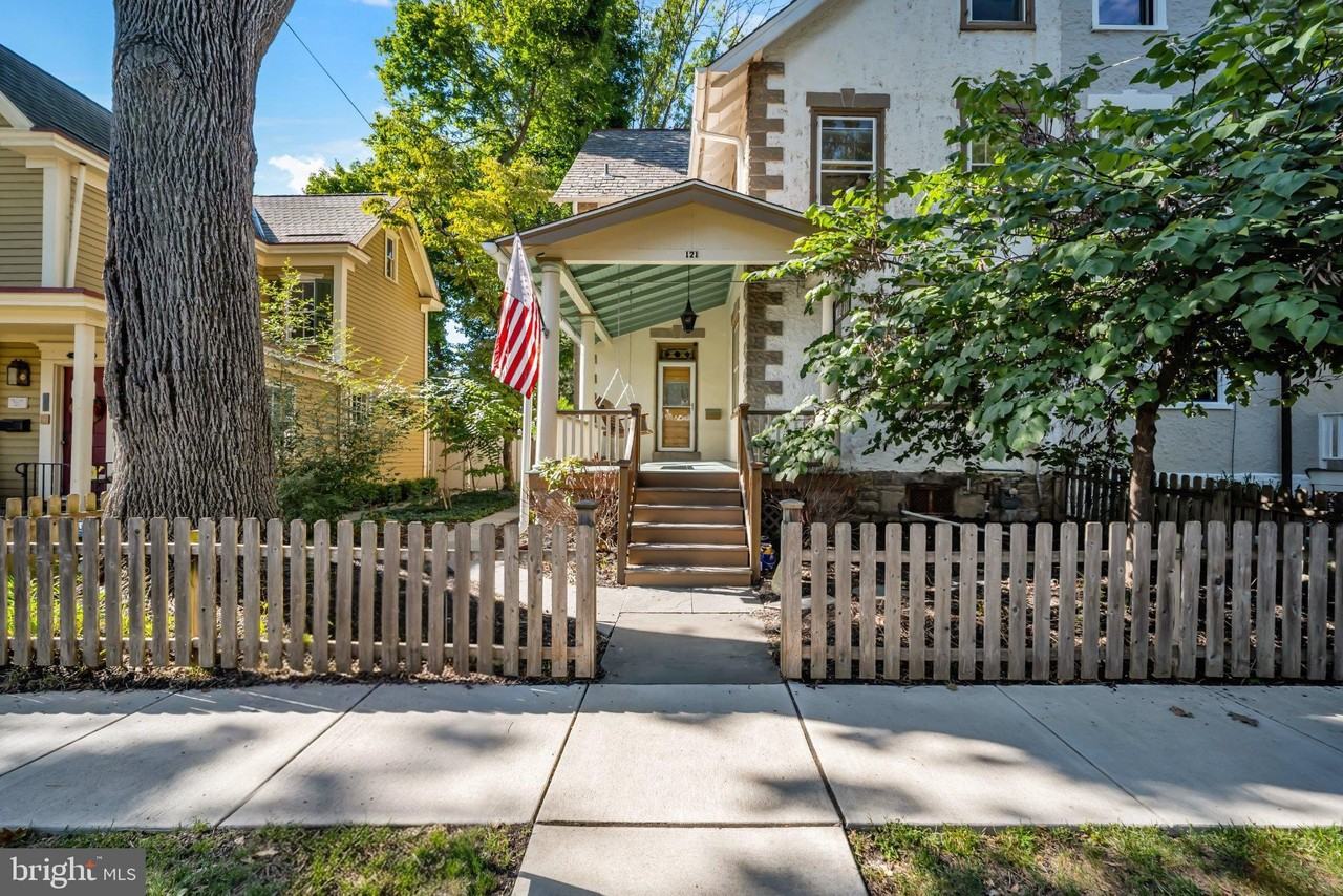 121 W Oakland Ave - Photo 4 of 49