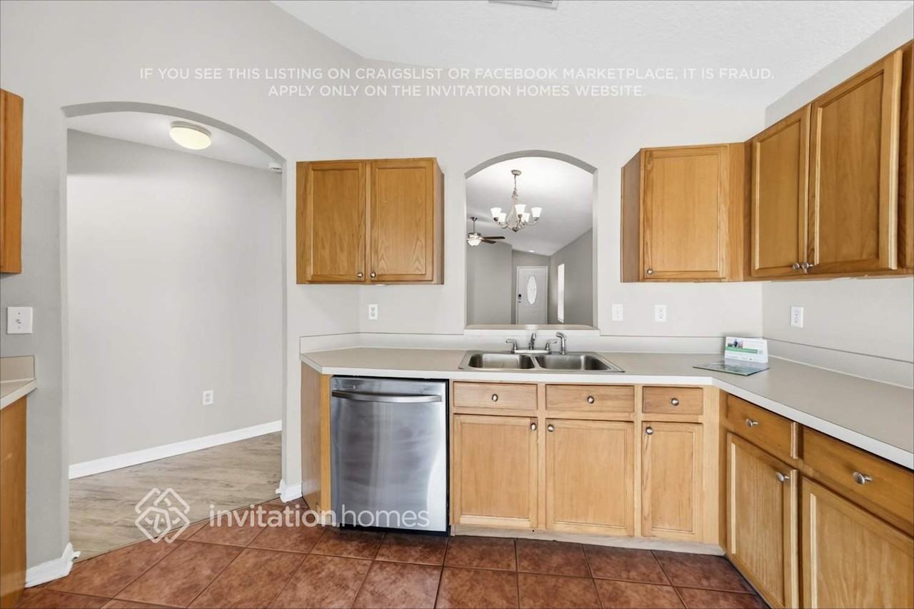8111 Canterbury Lake Blvd - Photo 7 of 19