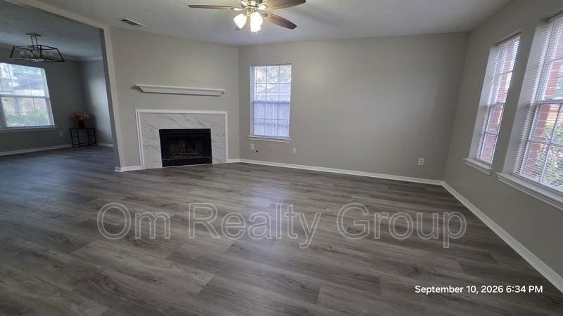 1410 Hunter Green Ln - Photo 4 of 29