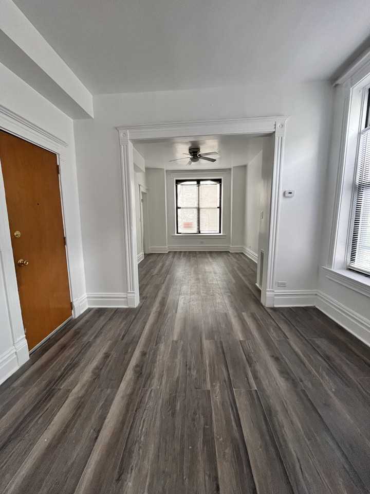 1943 W Crystal St #2F - Photo 2 of 16