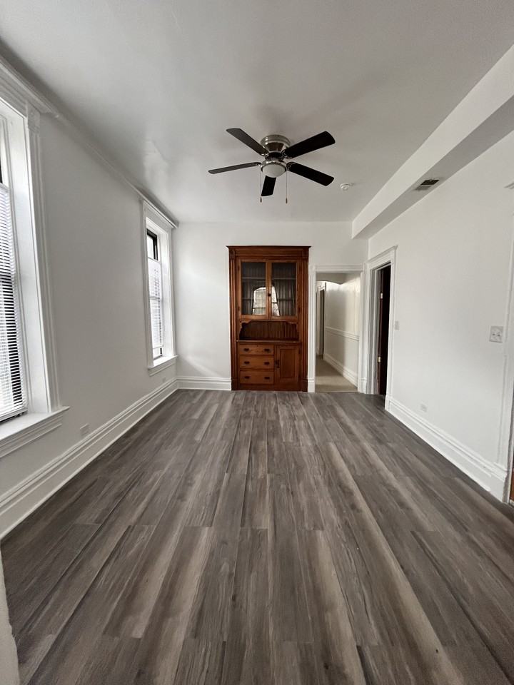 1943 W Crystal St #2F - Photo 4 of 16