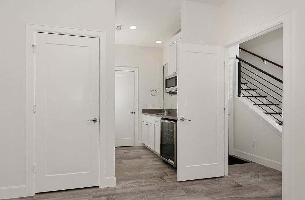 2411 W 11th St - Photo 5 of 24