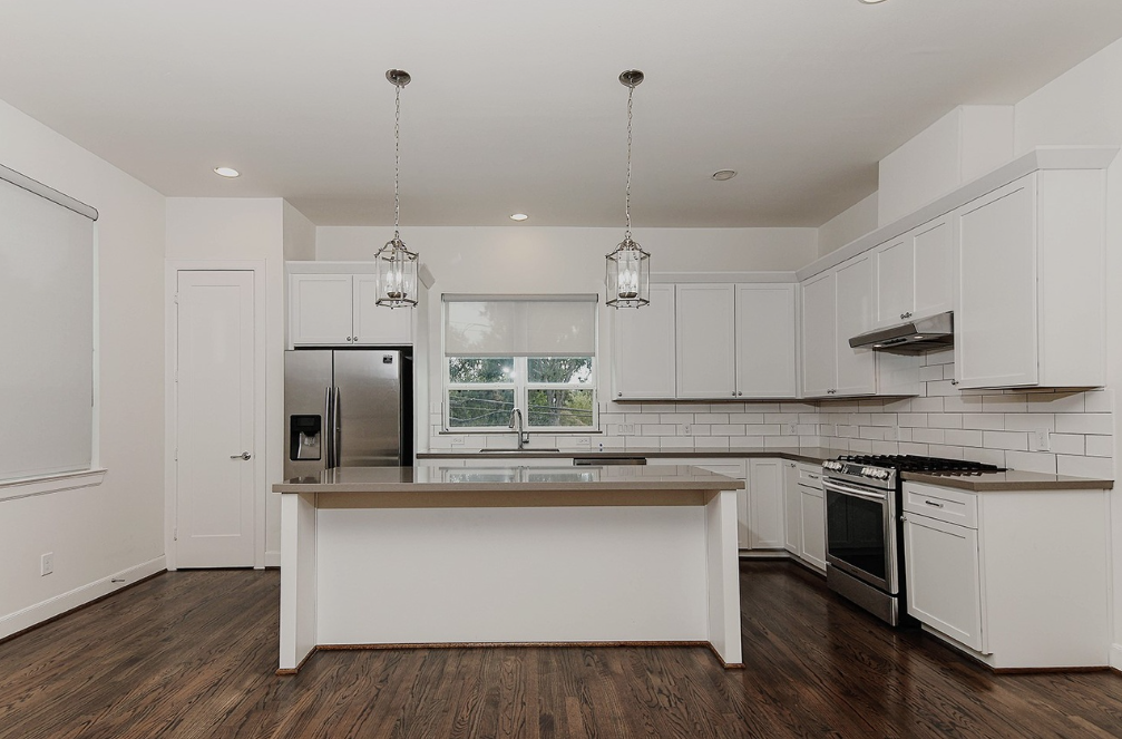 2411 W 11th St - Photo 6 of 24