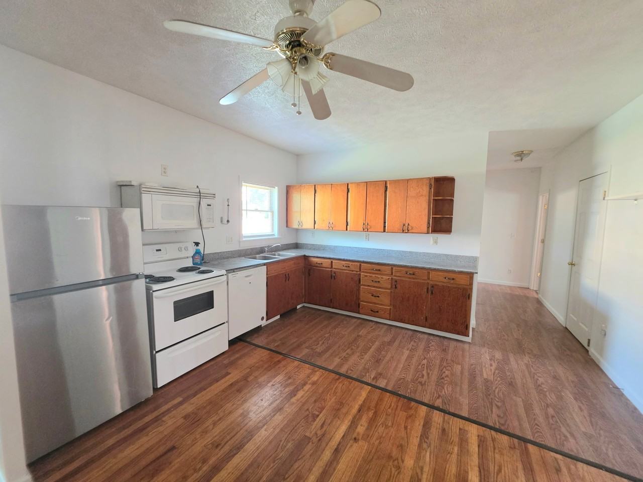 321 E College St #A - Photo 3 of 17